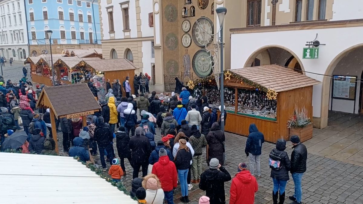 V Olomouci uctili památku obětí, na náměstí přišla v poledne stovka lidí